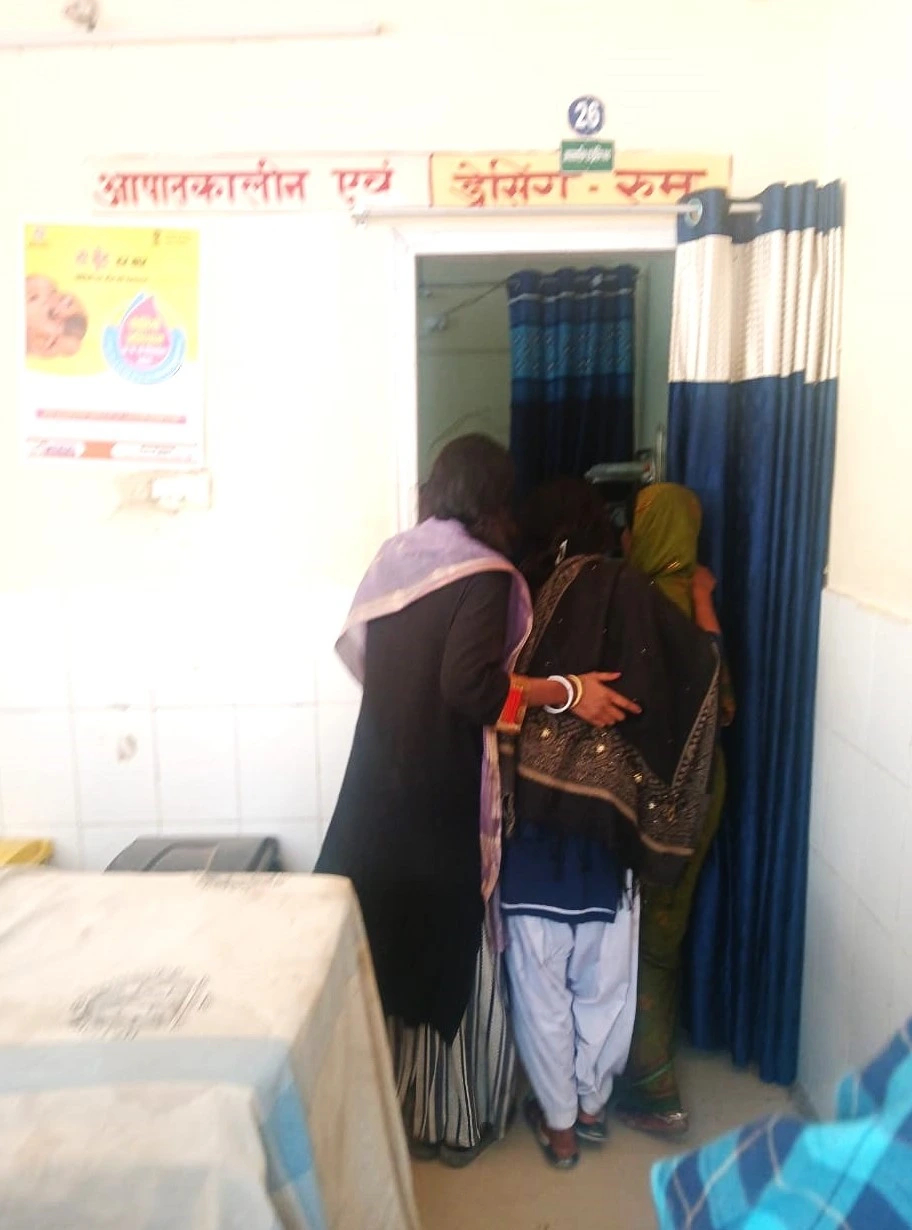 परीक्षा देकर लौट रही छात्रा से छेड़खानी, विरोध करने पर बेल्ट से पिटाई — लौकही की घटना ने समाज और प्रशासन दोनों पर सवाल खड़े कर दिए।